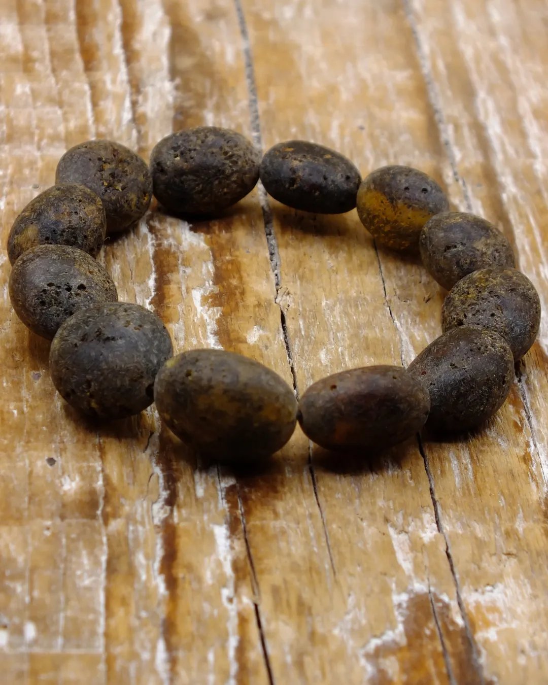 Armband mit rustikalem, dunklen Bernstein
